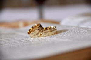 Desposado en la Biblia: Descubriendo el Significado y la Importancia del Compromiso Matrimonial Sagrado