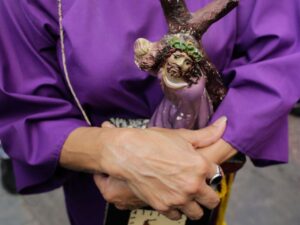 ¿Qué significa el color morado en la Biblia? Descubra el simbolismo y la interpretación bíblica