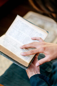Quién es James en la Biblia: Descubriendo el Papel de este Apóstol en la Sagrada Escritura